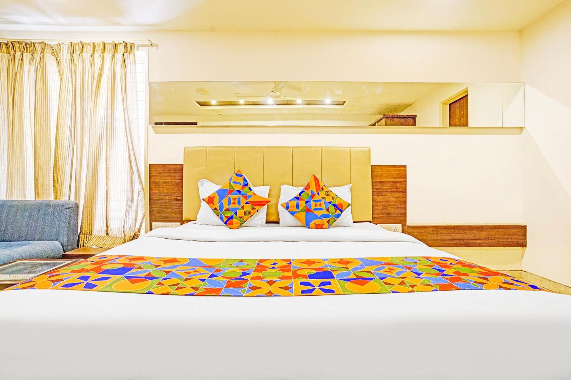 Hotel Skylight Vadodara Exterior foto